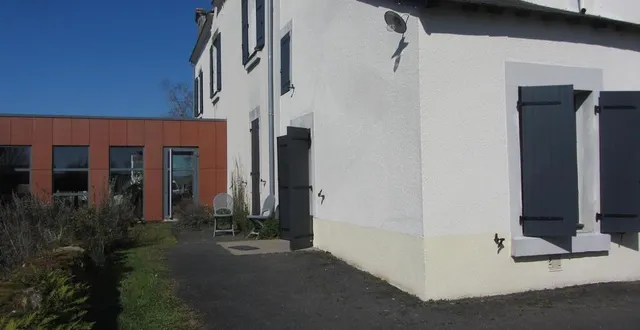 photo  une aile de l’ancien presbytère a été remise à neuf. murs recrépis, volets repeints, ce logement bénéficie à l’intérieur de toutes les commodités nécessaires.  &copy;  ouest-france 