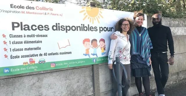 photo  bob ndongala, directeur de l’association de l’école des colibris (à droite), pose avec les deux animatrices devant la banderole annonçant que des places sont disponibles pour la rentrée.  &copy;  ouest-france 