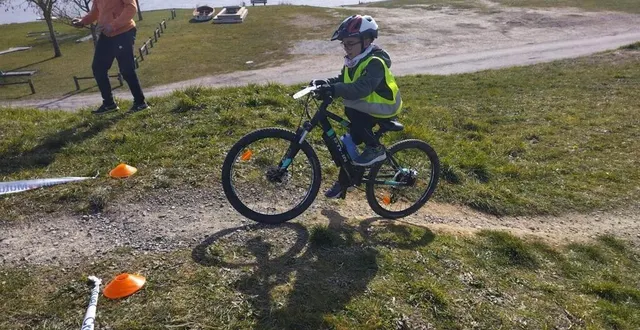 photo  les jeunes ont pu approfondir leurs connaissances et s’amuser lors du critérium départemental de vtt le 8 mars 2025.  &copy;  vsf vtt 