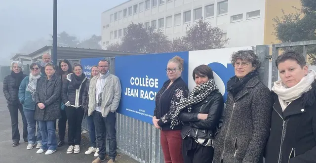 photo  des parents d’élèves, ce lundi matin 31 mars, devant le collège jean-racine, à saint-georges-sur-loire. depuis cinq mois, quatre classes sont privées de professeur de français.  &copy;  ouest-france 
