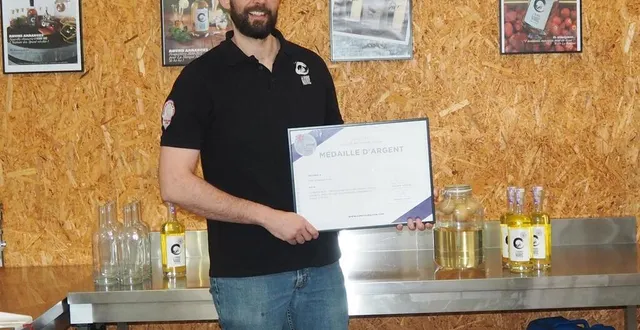 photo  adrien butaeye, artisan producteur de rhum arrangé la marque noire, est fier de son rhum citron vert safran primé au concours international de lyon.  &copy;  co 