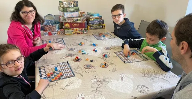 photo  la famille cauderlier à la flèche est une habituée de la ludothèque meeples en folie à bazouges-cré-sur-loir, depuis trois ans en 2025.  &copy;  le maine libre 