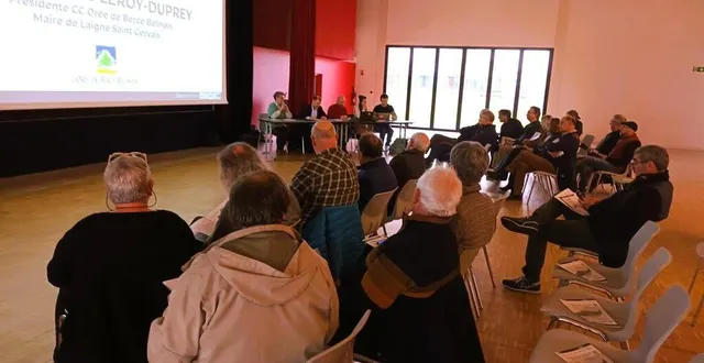 photo  de gauche à droite : nathalie leroy-duprey, présidente de l’orée de bercé-belinois ; sébastien gouhier, vice-président de l’orée de bercé-belinois ; les professionnels julien roissé, marine peslier et victor lecapelain, chargés de missions scot-aec.  &copy;  ouest-france 