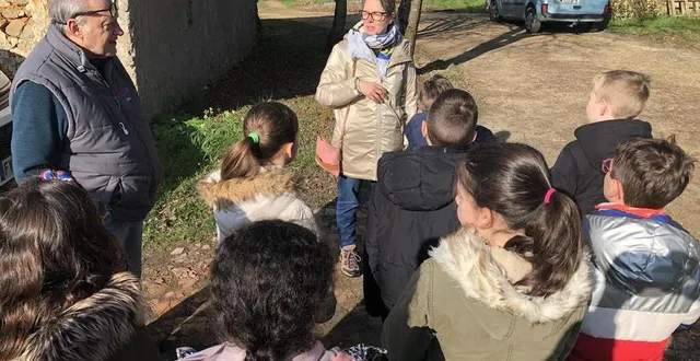 photo  présidente de l’association, marie-lucie guy briefe le groupe d’écoliers avant le départ de la balade animée par le cpie vallées de la sarthe et du loir.  &copy;  le maine libre 