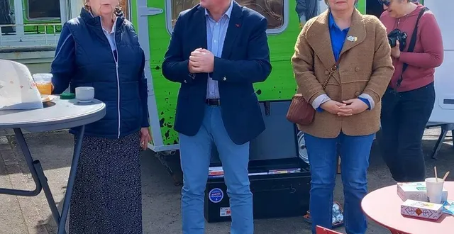 photo  béatrice leveque, première adjointe au maire de saint-jean-du-bois, emmanuel franco, président du val de sarthe, et elisabeth moussay, vice-présidente du val de sarthe lors de l’inauguration.  &copy;  le maine libre 