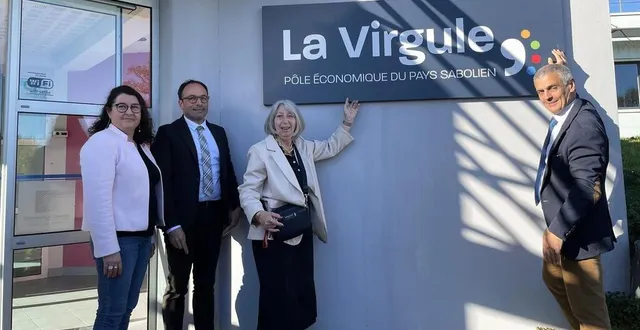 photo  daniel chevalier (à droite) a posé symboliquement l’enseigne du pôle économique la virgule en compagnie d’élus représentant la région et le département, ce lundi 31 mars 2025, à sablé-sur-sarthe.  &copy;  ouest-france 