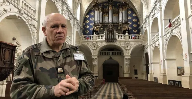 photo  le lieutenant-colonel manuel gauthier en l’église saint-louis du prytanée militaire de la flèche (sarthe). en arrière-plan, l’orgue du xviie siècle, qui doit subir une importante restauration.  &copy;  ouest-france 