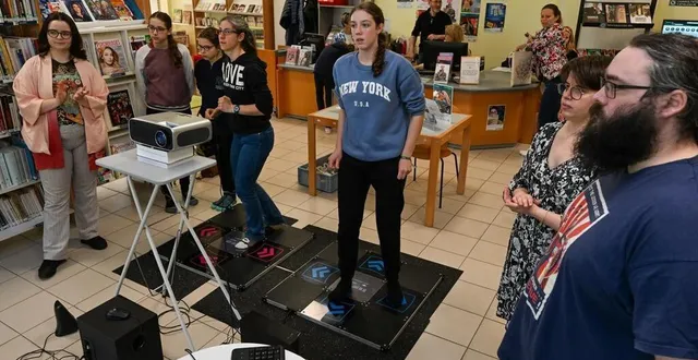 photo  tiercé, bibliothèque, le 29 mars 2025. dans le cadre de « bibs en jeux », organisé dans les bibliothèques en anjou loir et sarthe, soleil levant proposait samedi des séances de dance dance revolution pilotées par louna-jeanne aubry (à gauche), angèle combet et yann chenet (à droite).  &copy;   co - laurent combet 