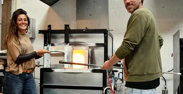photo  harmonie paulhan et kévin o’connor, duo de souffleurs de verre dans leur atelier de pont-l’abbé  &copy;  ouest-france. 