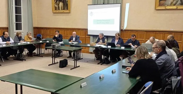 photo  un conseil municipal concernant le vote du budget et les taux des impôts locaux  &copy;  . ouest-france 