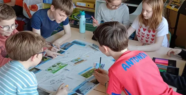 photo  les élèves de l’école privée saint-pierre dessinent une fresque sur le cycle de l’eau.  &copy;  co 