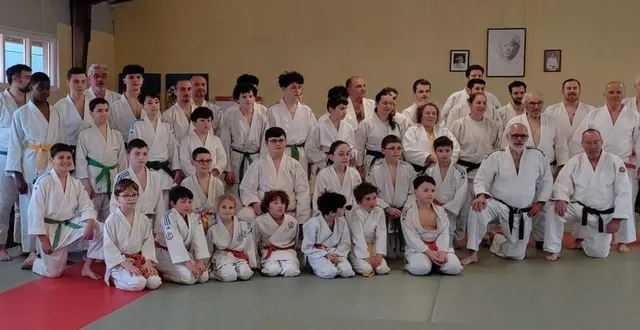 photo  le groupe de judokas venus de toute la france pour une rencontre nationale permettant de tester ses compétences  &copy;  ouest-france 