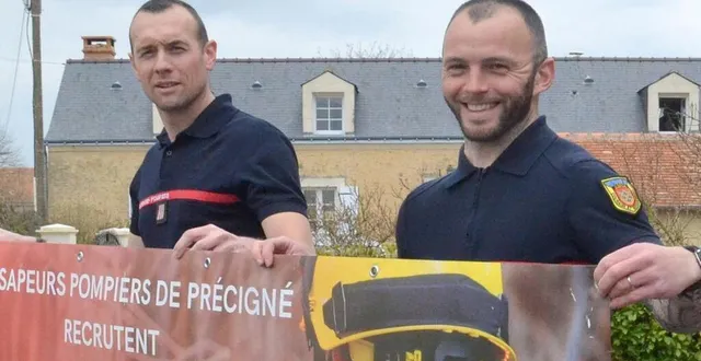 photo  le sergent-chef pierre guillet et l’adjudant-chef jean-françois landelle s’apprêtent à installer une bannière de recrutement.  &copy;  le maine libre 