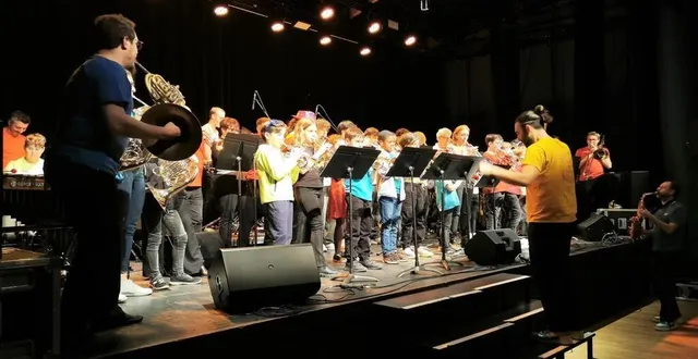 photo  les enfants de l’orchestre à l’école ont rejoint ceux de l’école communautaire du belinois et les membres du groupe rembobine, une première expérience réussie  &copy;  le maine libre. 
