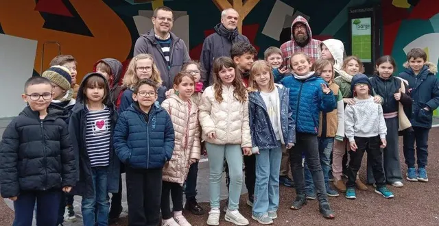 photo  scolaires et artistes ensemble pour faire la fresque.  &copy;  scelia 