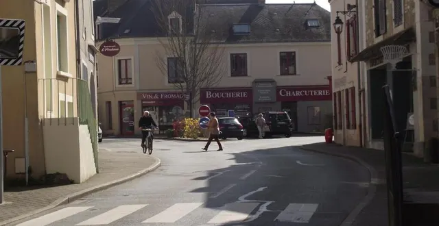 photo  à partir de lundi, des travaux de réfection de voirie rue carnot vont empêcherle passage dans la rue gambetta et la rue hoche, ainsi que sur la place thiers jusqu’au 11 avril. des déviations seront mises en place vers noyen via la routede parcé-sur-sarthe ou la suze. la rue palissy sera aussi interdite à la circulation, du 7 avril au 11 juillet, du cimetière jusqu’à l’entrée du magasin utile. la aussi, toutes les déviations nécessaires pour accéder aux commerces de la gare seront mises en place, a indiqué la municipalité.  &copy;  ouest-france 