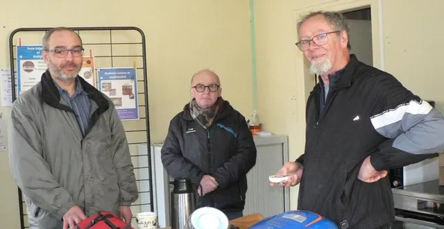 photo  samedi dernier, stéphane gouget, joël péant et daniel denos ont conseillé les participants pour la réparation de leurs objets.  &copy;  ouest-france 