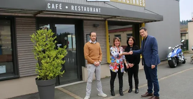 photo  denis assier à droite et mélanie point, accompagnée de muriel et antoine huyghe.  &copy;  le maine libre 