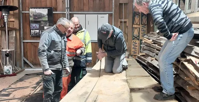 photo  le bois du plancher de l’autorail de dion bouton débité par rémy sous les encouragements des bénévoles.  &copy;  ouest-france 
