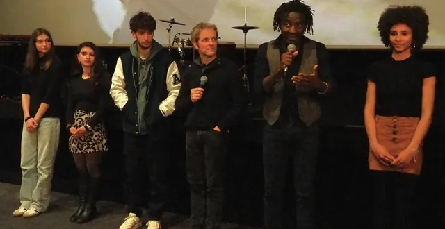 photo  le festival du bruit au kid a eu lieu ces vendredi 28 et samedi 29 mars 2025 au cinéma le kid de la flèche. ici, marc alexandre oho bambe (au micro) aux côtés des lycéens et de bertrand coulon, membre d’aca films.  &copy;  le maine libre 