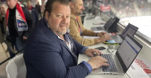 photo  juho jokinen dans la tribune de presse de l’iceparc mardi soir, pour ouest-france.  &copy;  rb 