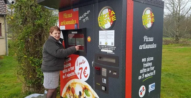 photo  annick dutertre, maire de saint-georges-du-rosay, teste et valide le fonctionnement du nouveau distributeur.  &copy;  le maine libre 