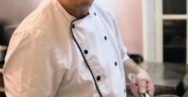 photo  marcel lochon, restaurateur, à la tête de l’auberge du fer à cheval part en retraite après 26 ans de bons et loyaux services.  &copy;  ouest-france 