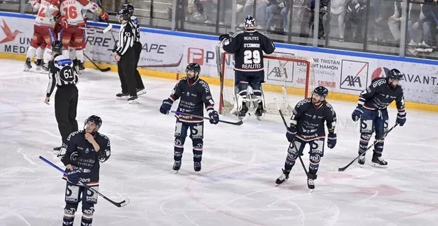 photo  les grenoblois (en arrière-plan) viennent de marquer. les ducs sont menés 3-0 dans la série.  &copy;  sébastien aubinaud 
