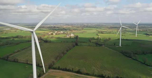 photo  une éolienne produit de l’électricité 75 à 95 % du temps en moyenne.  &copy;  archives co - étienne lizambard 