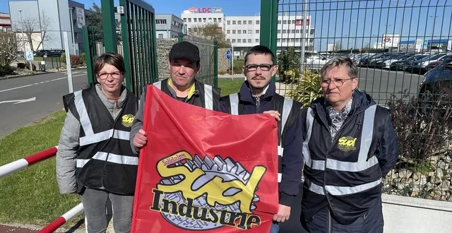 photo  bérangère meunier, mickaël ménard, mathieu joubert et sylvie isambert, du syndicat sud industrie, devant le siège du groupe volailler ldc, mardi 1er avril 2025, à sablé-sur-sarthe.  &copy;  ouest-france 
