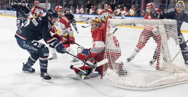 photo  angers, iceparc, hier. prapavessis à l’assaut du but de pintaric.  &copy;  co - regine lemarchand 