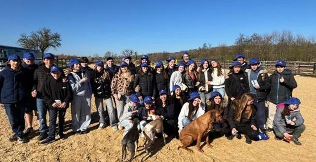 photo  le groupe des collégiens trunois avec leurs correspondants espagnols, en visite au haras de coulonces.  &copy;  ouest-france 