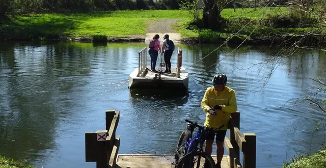 photo  remis à l’eau depuis une semaine, le bac à chaînes a repris du service pour traverser la sarthe ente saint-pavace et la chapelle-saint-aubin.  &copy;  ouest-france 