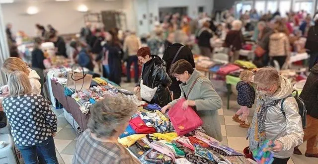 photo  la salle bruissante des chineuses aux puces des couturières.  &copy;  co 