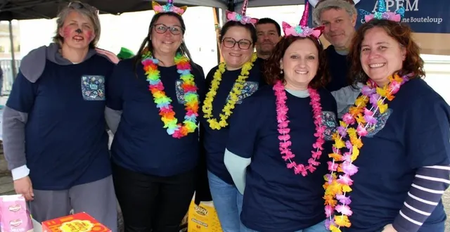 photo  la présidente, kelly verneau, à droite, et les bénévoles de l’association, lors du carnaval, le dimanche 23 mars tenait un stand sur la place de mayet.  &copy;  le maine libre 
