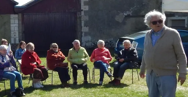 photo  le public a été accueilli par gérard biraud, l’hôte du manoir de champmarin.  &copy;  le maine libre 