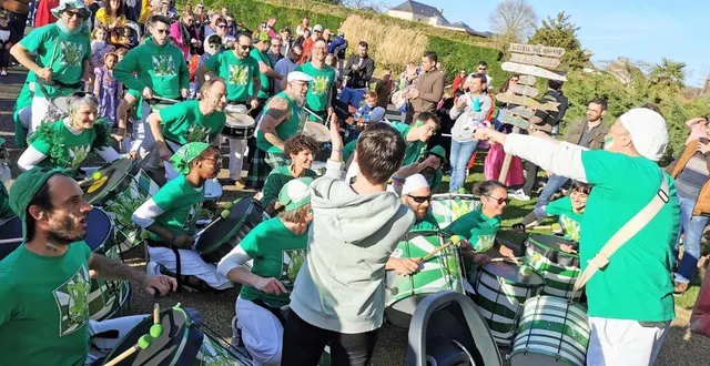 photo  la batucada braz’auréoles à son retour au val’rhonne après le défilé dans les rues.  &copy;  le maine libre. 