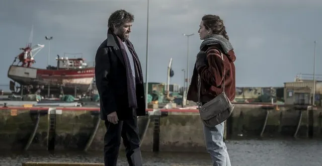 photo  le port du guilvinec est le principal lieu de tournage de la série 37 secondes, ici les acteurs mathieu demy et nina meurisse.  &copy;  nicolas rocou 