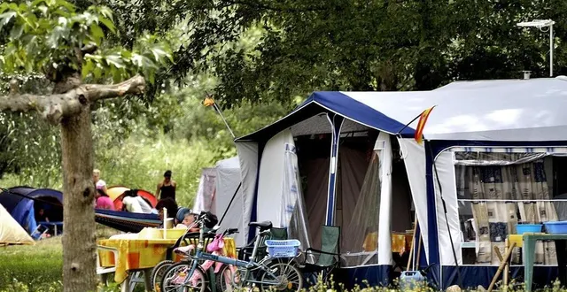 photo  les amateurs de camping et de bonnes affaires ont rendez-vous à sillé-le-guillaume (sarthe), ces samedi 5 et dimanche 6 avril 2025.  &copy;  getty images 