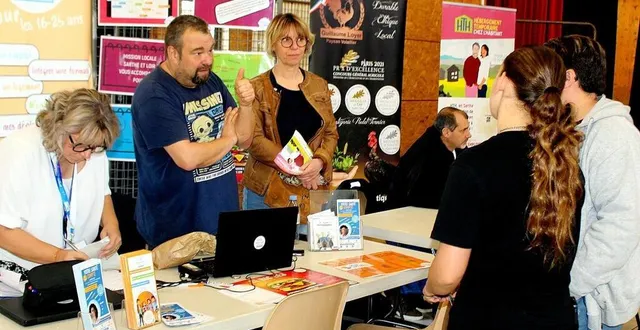 photo  le forum de l’emploi : un lieu précieux d’échanges avec de nombreux partenaires réunis.  &copy;  le maine libre 