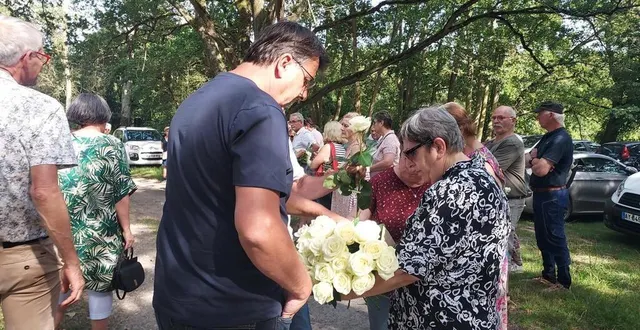 photo  beaucoup de familles étaient présentes à la commémoration du 18 juillet 2024, sur les lieux du drame, à l’endroit où sera érigée la stèle. elle sera posée sur un socle en béton réalisé par les services techniques de la cclla. l’œuvre en acier d’aspect rouille sablé sera façonnée par l’atelier pliouest de tiercé.  &copy;  archives ouest-france 