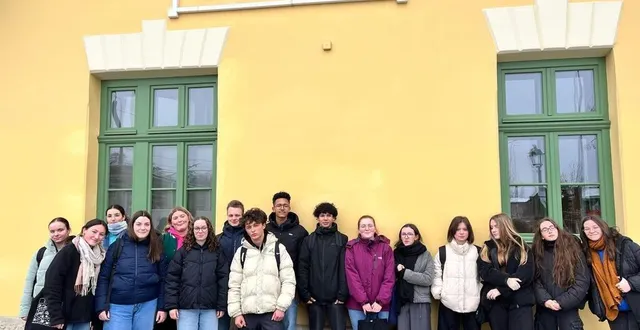 photo  les élèves réunis à skawina, dans le sud de la pologne, à 15 kilomètres de cracovie.   &copy;  cité scolaire paul-scarron 