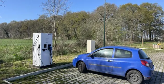 photo  la borne de recharge pour véhicules électriques, installée rue d’italie dans le parc d’activités ouest park, enregistre en moyenne trois branchements par jour.  &copy;  ouest-france 