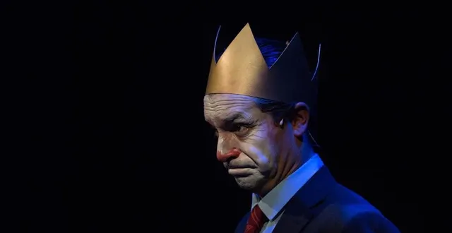 photo  « la vie et la mort de jacques chirac, roi des français » se produit à l’entracte, scène conventionnée de sablé-sur-sarthe, ce jeudi 3 avril 2025 à 20 h 30.  &copy;  simon loiseau 