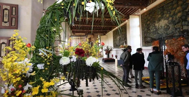 photo  au château de brissac, 25 fleuristes professionnels et leurs assistants ont imaginé des œuvres uniques sur le thème « métamorphose ».  &copy;  archives co - laurent combet 