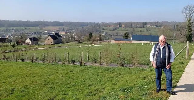 photo  christian derouet, maire de lonlay-l’abbaye, lors de la présentation des parcelles à vendre de l’îlot bocager de saint-nicolas.  &copy;  ouest-france 