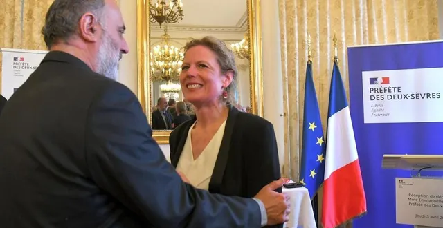 photo  chef des urgences du centre hospitalier de niort, le docteur farnam farampour a salué emmanuelle dubée.  &copy;  co - marie delage 