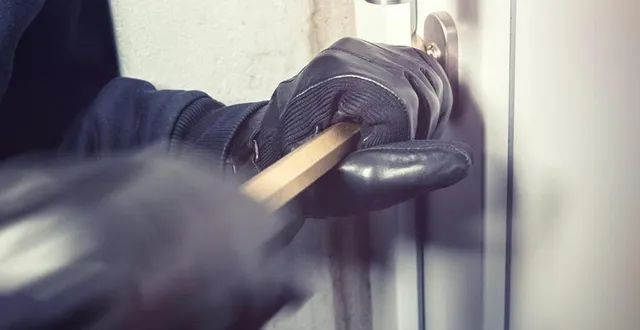 photo  les malfaiteurs ciblaient particulièrement les locaux municipaux et les associations.  &copy;  rafael classen/pexels 