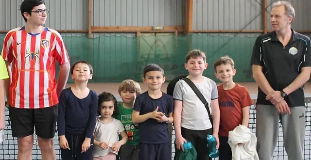 photo  sourires au club de tennis, notamment pour l’entraîneur arnaud bouanich (à droite).  &copy;  le maine libre 