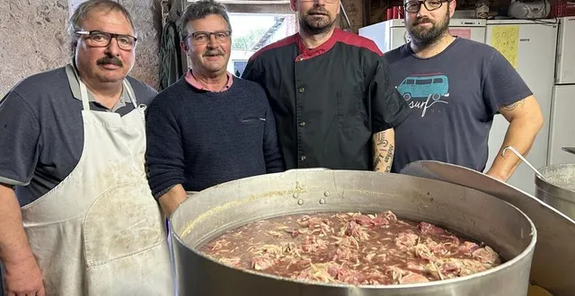 photo  à l’image du restaurateur yoann grosbois (troisième en partant de la gauche), ce sont près de 90 personnes du quartier de verron qui sont mobilisées pour préparer le repas complet des 1 000 marcheurs de la rando gourmande, de ce samedi 5 avril 2025, à la flèche (sarthe).  &copy;  ouest-france 